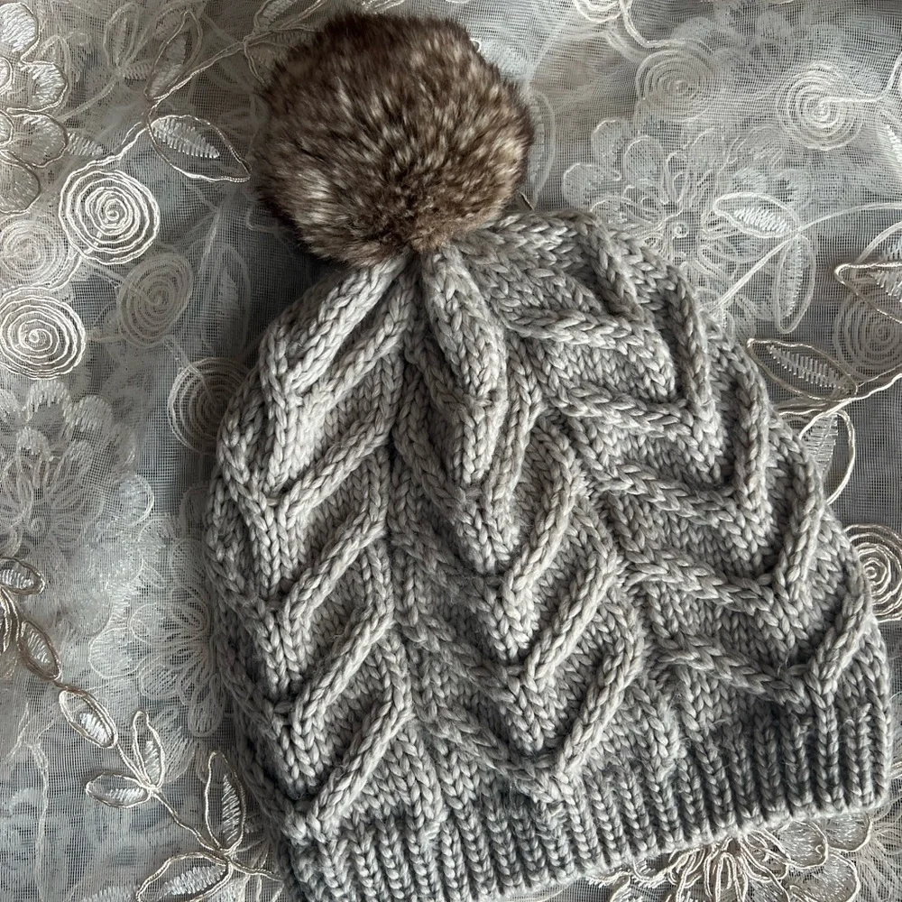 Gap OSFA grey cable knit snow cap with faux fur pom pom’s.